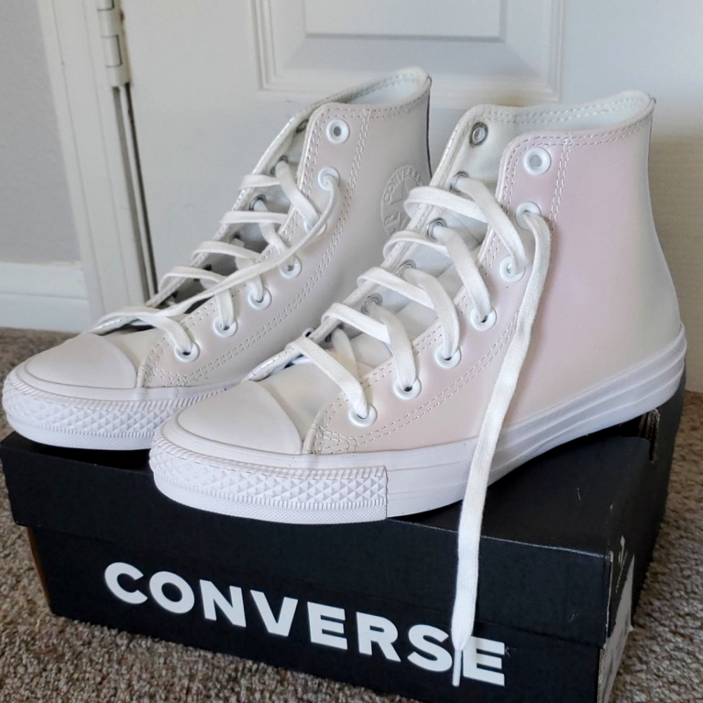Brand New Converse All Star Chuck Taylor High Top in White, Women Size 7